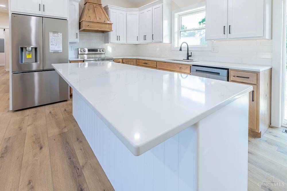 Quartz island with knotty alder cabinets